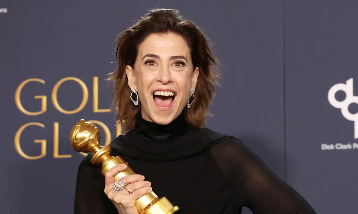 Fernanda Torres entra para a história ao ganhar Globo de Ouro por performance em Ainda Estou Aqui