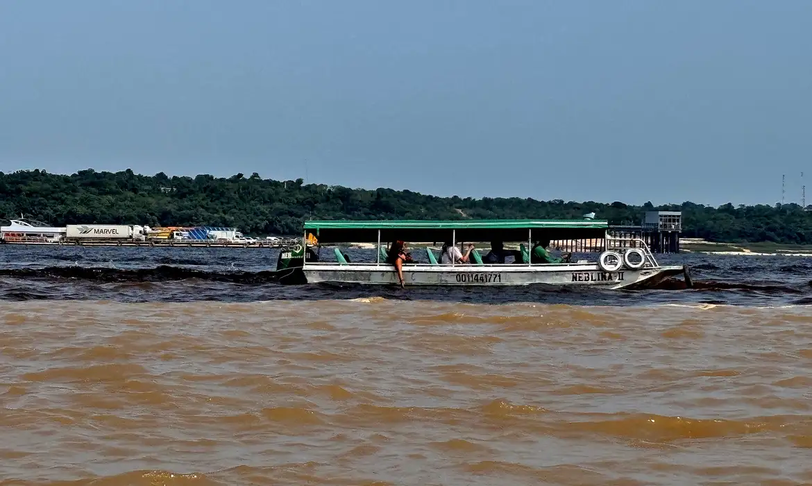 Rio Negro aumenta de nível após intensas chuvas, trazendo alívio para comunidades ribeirinhas