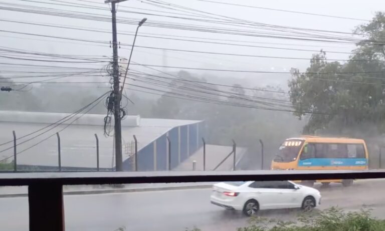 Manaus inicia sexta-feira (14) com intensa tempestade