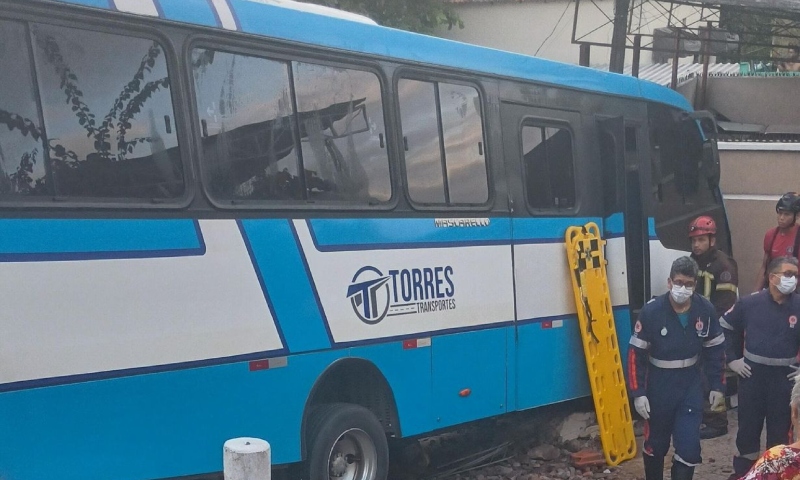 Ônibus fora de controle atropela pedestre e fere várias pessoas em Manaus; assista ao vídeo