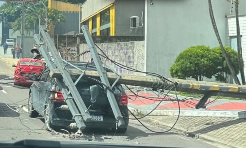 Urgente: poste desaba sobre veículo no conjunto Vieiralves; assista ao vídeo