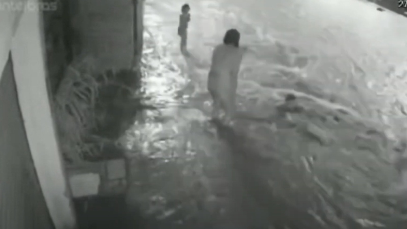 Vídeo angustiante capta instante em que garota de 5 anos é sugada por bueiro em meio a chuva intensa; assista