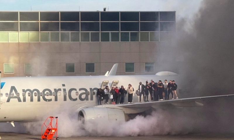 Aeronave da American Airlines em chamas e vídeos capturam o pânico dos passageiros; confira