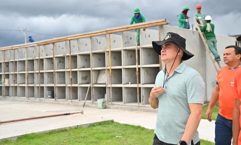 David Almeida, prefeito, inspeciona ampliação do cemitério vertical Nossa Senhora Aparecida