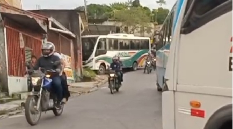 Ônibus perde controle e colide com residência no bairro Nova Vitória; assista ao vídeo