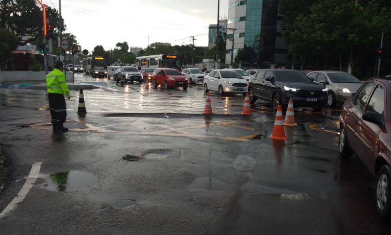 Precipitação e crateras causam tumulto no trânsito matinal de Manaus