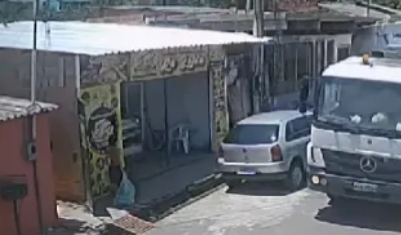 Urgente: garota é atingida por caminhão de coleta de lixo em Manaus; assista ao vídeo