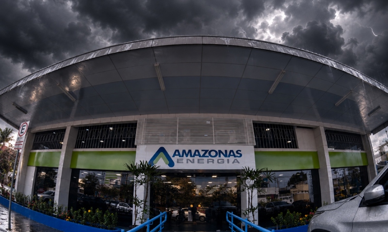 Passageira faz descoberta inusitada: absorvente encontrado preso dentro de capacete de moto por app em Manaus